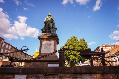 Albi, France-- De La Perouse 'un anıtsal bronz heykeli, 1781' de bilim için Pasifik Okyanusu 'nu keşfederken ölen bir Fransız donanma kraliyet subayı.