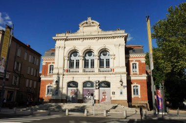 Albi, Fransa - Temmuz 2019 - Lices Jean Moulin Tiyatrosu 'ndaki eski Sahne Ulusal Tiyatrosu (Theatre des Lices), merdivenleri, balkonu, kasa kapıları ve beyaz cepheli kemerli pencereleri vardı.