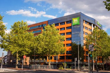 Albi, Fransa - Temmuz 2019 - Ibis Styles Hotel 'in (Accor) inşaatı, Banque Populaire' in (BPCE) lojmanının yanında, Lices Jean Moulin 'de Jean Jaures Meydanı' nın önünde büyük bir pencere bulunmaktadır.