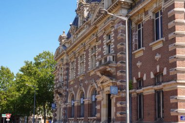 Albi, Fransa - 2021 Ağustos - Rönesans tarzı banka şubesinin tuğla cephesi, Caisse d 'Epargne Bulvarı ile Gambetta Bulvarı' nın kesişiminde, şehir merkezinde.