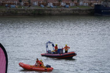 Toulouse, Fransa - 2 Temmuz 2023 - SNSM 'nin iki cankurtaran botu, Fransız deniz kurtarma organizasyonları, Garonne' da, nehir kıyısındaki bir etkinlik için yapılan güvenlik düzenlemeleri kapsamında