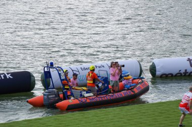Toulouse, Fransa - 2 Temmuz 2023 - Bir cankurtaran botuyla SNSM deniz kurtarma ekipleri Garonne Nehri 'nde gerçekleşen bir etkinliğin güvenliğine katıldılar.