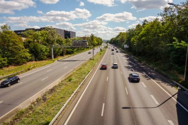 Otoyolda giden arabalar.