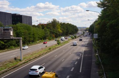 Otoyolda giden arabalar.