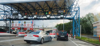 Otoyolda giden arabalar.