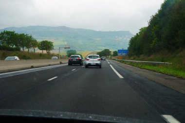 Otoyolda giden arabalar.