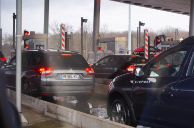 Lyon, Fransa - Haziran 2018 - Çevre yolunda trafik işaretleri ve trafik ışıklarıyla paralı geçiş kapısında ödeme yapan arabalar