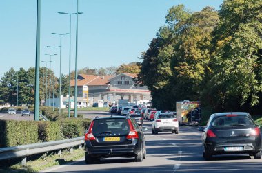 Otoyolda giden arabalar.