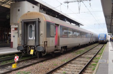 Şehirdeki tren istasyonu manzaralı.