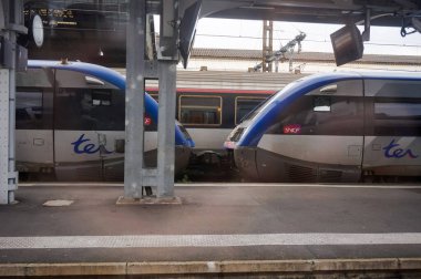 Toulouse, Fransa - Mart 2020 - Platformda Fransız üreticiler Alstom ve De Dietrich tarafından üretilen ve TER (Bölgesel Ekspres Taşımacılık) ağındaki SNCF tarafından işletilen iki çift X 73500 demiryolu aracı