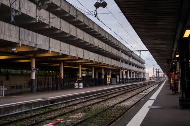 Şehirdeki tren istasyonu manzaralı.