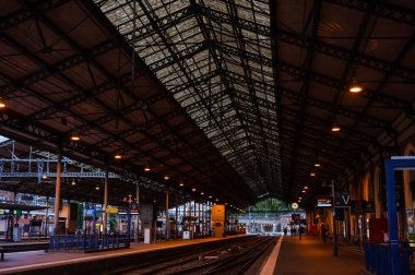 Toulouse, Fransa - Ocak 2020 - Toulouse-Matabiau tren istasyonunun gizli platformlarını ve raylarını kaplayan ve metal bir çerçevenin üzerinde cam bir çatı bulunan gölgeliğin siyah-beyaz görüntüsü