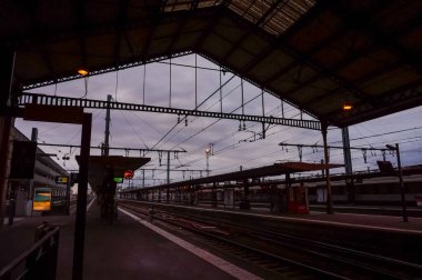 Toulouse, Fransa - Ocak 2020 - Toulouse-Matabiau tren istasyonunun gizli platformlarını ve raylarını kaplayan ve metal bir çerçevenin üzerinde cam bir çatı bulunan gölgeliğin siyah-beyaz görüntüsü
