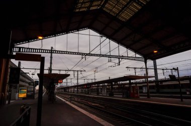 Toulouse, Fransa - Ocak 2020 - Toulouse-Matabiau tren istasyonunun gizli platformlarını ve raylarını kaplayan ve metal bir çerçevenin üzerinde cam bir çatı bulunan gölgeliğin siyah-beyaz görüntüsü