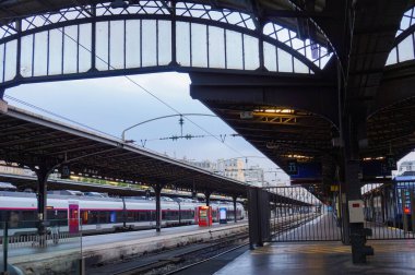 Şehirdeki tren istasyonu manzaralı.