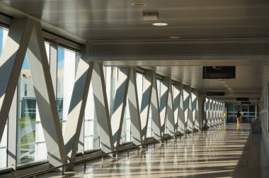 Bezannes, Fransa - Nisan 2021 - Reims yakınlarındaki bir tren istasyonu olan Gare de Champagne-Ardennes TGV 'nin perspektif görüntüsü