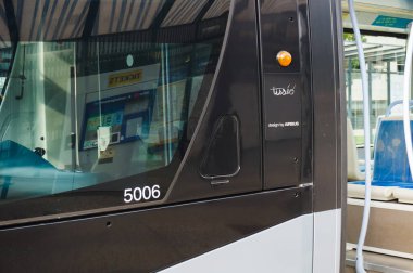 Toulouse, Fransa - Ekim 2020 Fransız yapımı bir Citadis 302 tren setinin ön tarafı, Alstom tarafından üretilmiş, uçak üreticisi Airbus tarafından tasarlanmış ve nakliye operatörü Tisseo tarafından işletilen.