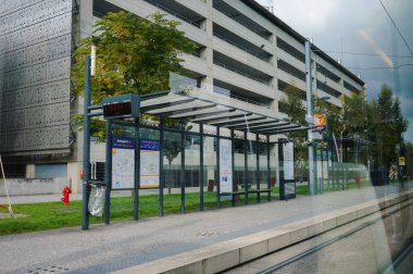 Toulouse, Fransa - Ekim 2020 - Blagnac Havaalanı 'nın çok katlı otoparkları, tramvay platformunda bekleyen sığınakları kapatıyor; terminal Tisso hafif tren hattının T2 hattı tarafından hizmet vermektedir.