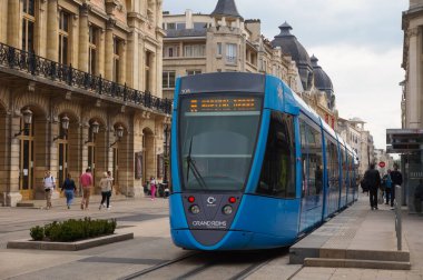Fransa şehrinin caddesindeki tramvayın manzarası