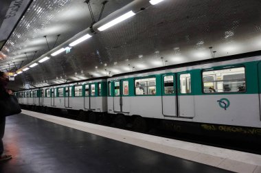 Paris, Fransa - Nisan 2022 - Uzun beyaz ve yeşil bir RATP treni, Bercy metro istasyonunun platformundan Ile-de-France seferberlik ağının 6. hattında, 12.