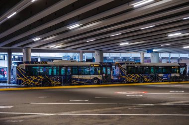 Toulouse, Fransa - Nisan 2022 - Toulouse-Blagnac Uluslararası Havalimanı 'na giden iki Tisso mekiği, Toulouse-Matabiau SNCF tren istasyonu yakınlarındaki Pierre Smard otobüs terminaline hizmet vermektedir.