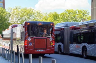 Toulouse, Fransa - 10 Haziran 2023 - Matabiau tren istasyonu yakınlarındaki Marengo Terminali 'nde taşımacılık şirketi Tisseo tarafından işletilen iki modern Mercedes-Benz Citaro şehir otobüsü