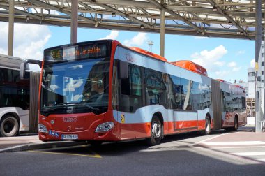 Toulouse, Fransa - 10 Haziran 2023 - Marengo İstasyonu 'nda kırmızı, eklemli bir Mercedes-Benz Citaro; bu düşük katlı şehir otobüsü Ligny-en-Barrois' in fabrikasında Alman üreticisi Daimler tarafından Fransa 'da yapılmıştır.