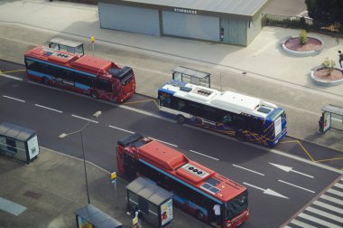 Toulouse, Fransa - 4 Haziran 2023 - Teleo Sky tramvayı, Rangueil 'deki Paul Sabatier Üniversitesi' nin çoklu modal istasyonunda şehir otobüslerinin üst görüntüsü, ayrıca araba ve bisiklet parkları ve metro istasyonu da var.