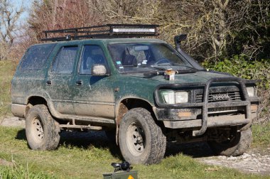 Occitanie, Fransa - Şubat 2023 - Japon otomotiv üreticisi Toyota 'dan bir arazi aracı (Land Cruiser).