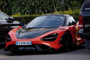 Şehirdeki caddelere park etmiş arabalar.