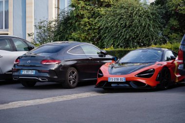 Şehirdeki caddelere park etmiş arabalar.