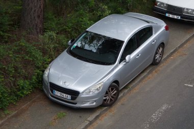 Toulouse, Fransa - Mayıs 2023 - Açık gri 2014 Peugeot 508 üzerindeki üst görünüm kaldırım kenarına park ettim; Fransız otomotiv üreticisi Stellantis 'in bu yönetici arabası artık daha yeni bir sürümüne sahip.