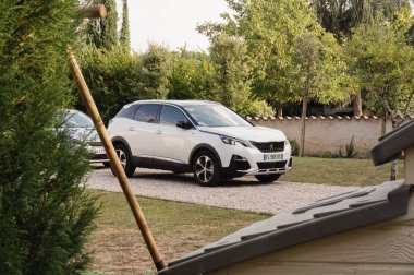 Şehirdeki caddelere park etmiş arabalar.