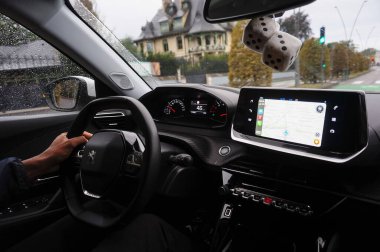 Reims, Fransa - Eylül 2022 - Fransız-Avrupalı üretici Stellantis Group tarafından Fransa 'da yapılan modern bir subcompact spor hizmet aracı (SUV) olan Peugeot 2008' de sürücü pozisyonu