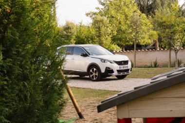 Şehrin caddesinde park etmiş bir araba.