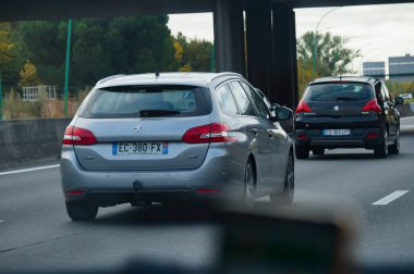 Otoyolda giden arabalar.