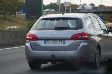 Otoyolda giden arabalar.