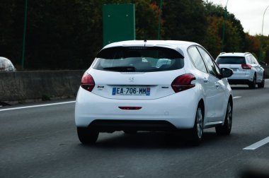 Otoyolda giden arabalar.