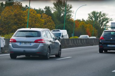 Otoyolda giden arabalar.