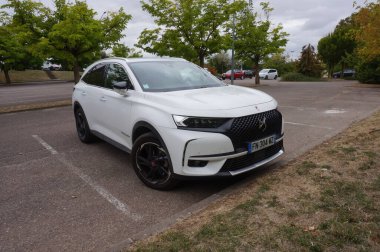 Aube, Fransa - Eylül 2020 - Fransız yapımı lüks SUV DS 7 Crossback 'in beyaz versiyonu, Mulhouse' da üretilen büyük boy bir model otomobil üreticisi PSA Peugeot-Citron 'un premium bölümü tarafından üretildi.