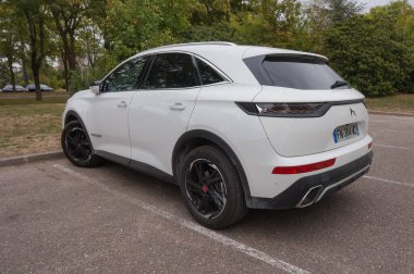 Aube, Fransa - Eylül 2020 - Fransız yapımı lüks SUV DS 7 Crossback 'in beyaz versiyonu, Mulhouse' da üretilen büyük boy bir model otomobil üreticisi PSA Peugeot-Citron 'un premium bölümü tarafından üretildi.