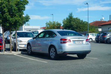 Şehirdeki caddelere park etmiş arabalar.