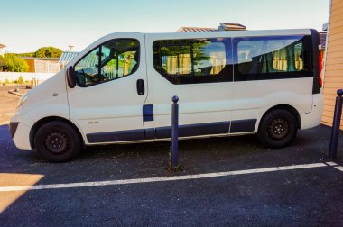 Şehrin caddesinde park etmiş bir araba.