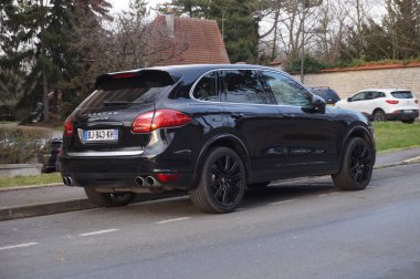 Şehirdeki caddelere park etmiş arabalar.