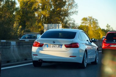 Otoyolda giden arabalar.