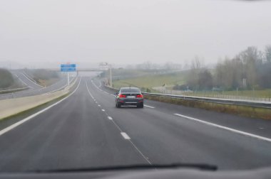 Otoyolda giden arabalar.