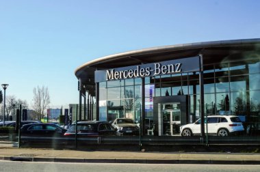 Muret, Fransa 'nın Toulouse kenti yakınlarında - Şubat 2020 - Fransa' daki Alman üretici Mercedes-Benz uluslararası ağının otomobil bayii, yeni ve kullanılmış araçlar dışarıda park halinde.