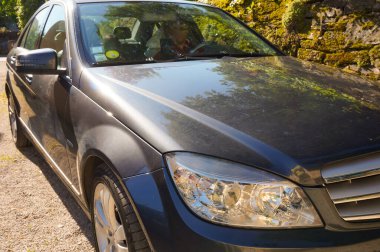 Şehrin caddesinde park etmiş bir araba.