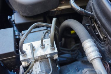 Occitanie, Fransa - Ağustos 2020 - Alternatör etrafındaki hortumlar, bağlantılar ve elektrik kabloları, motor bloğunda, 2010 Alman yapımı Mercedes-Benz C200 sedan arabanın kaputunun altında