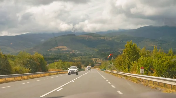 法国南部卡斯尔斯 2020年8月 从N112号国道眺望美丽的风景 它穿越了一片和平的绿树成荫的风景 座落在乌云密布的黑山高地 — 图库照片
